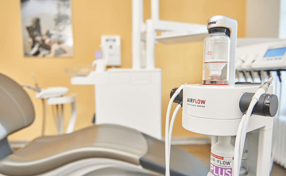 Zahnarzt Zürich Prophylaxe mit Airflow-Technologie 