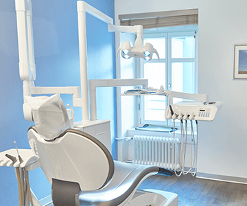 Zahnarzt Zürich blaues Behandlungszimmer 